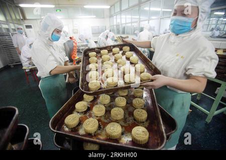 Bildnummer: 55832287 Datum: 25.08.2011 Copyright: imago/Xinhua (110826) -- PEKING, 26. August 2011 (Xinhua) -- Halbfertige Mondkuchen werden in einer Werkstatt von Daoxiangcun, einem altehrwürdigen Lebensmittelunternehmen, in Peking, China, am 25. August 2011 gestapelt. Die Arbeiter von Daoxiaocun sind mit der Herstellung verschiedener Arten von Mondkuchen beschäftigt, um die große Nachfrage zu befriedigen, da das traditionelle chinesische Mid-Herbstfest naht. Das diesjährige Mid-Autumn Festival findet am 12. September statt. (Xinhua/Chen Xiaogen) (hdt) #CHINA-BEIJING-MOON CAKE-DAOXIANGCUN (CN) PUBLICATIONxNOTxINxCHN Wirtschaft Mondkuchen Kuchen Produktion Backen Bäckerei Kon Stockfoto