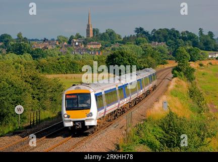 Der Dieseltriebwagen der Baureihe 168 Clubman mit der Nummer 168216 fuhr am 12. Juli 2007 mit der Chiltern Railways in Kings Sutton. Stockfoto