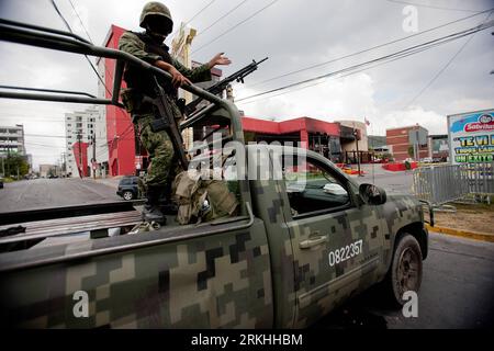 Bildnummer: 55833802  Datum: 26.08.2011  Copyright: imago/Xinhua (110826) -- MONTERREY, Aug. 26, 2011 (Xinhua) -- A Mexican soldier stands guard around the entrance of damaged Casino Royale in Monterrey, Mexico, Aug. 26, 2011. An armed group broke into the packed Casino Royale, sprayed fuel and set fire, killing at least 53 and leaving dozens of others injured on Thursday afternoon. (Xinhua/Pedro Mera) MEXICO-MONTERREY-VIOLENCE-CASINO PUBLICATIONxNOTxINxCHN Gesellschaft Spielcasino Casino Überfall Anschlag Kriminalität Brand Schäden Zerstörung xtm 2011 quer o0 Soldat, Militär, Sicherheit    Bi Stock Photo