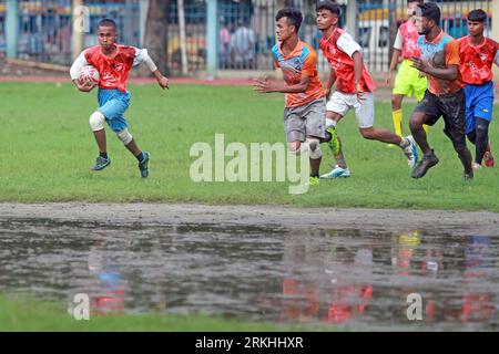 Rugby-Spiel zwischen City Sports BD und Mojammel Momtaz Foundation in Paltan Maydan, Dhaka, Bangladesch, 25. August 2023. Bangladesch Rugby Federation Uni Stockfoto