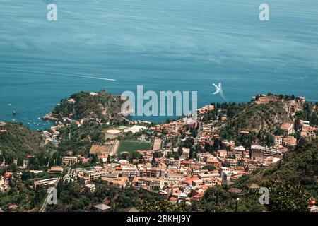 Blick aus der Luft von Castelmola, Sizilien auf Küstenstadt und natürliche Landschaft in der Nähe des Mittelmeers Stockfoto