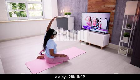 Junge Frau In Fitness Tragen Tun Übung Zu Hause Stockfoto