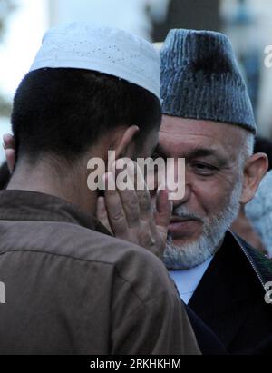 Bildnummer: 55853541 Datum: 30.08.2011 Copyright: imago/Xinhua (110830) -- KABUL, 30. August 2011 (Xinhua) -- der afghanische Präsident Hamid Karzai umarmt einen mutmaßlichen Selbstmordattentäter nach dem Eid al-Fitr-Gebet während einer Zeremonie zur Freilassung von acht Selbstmordattentätern unter 18 Jahren am 30. August 2011 im Präsidentenpalast in Kabul. Karzai forderte die Taliban am Dienstag auf, den Aufstand aufzugeben und sich dem Friedens- und Wiedereingliederungsprozess anzuschließen, wobei sie den Einsatz von Kindern als Selbstmordattentäter anprangerten. (Xinhua/Omid) AFGHANISTAN-KABUL-KARZAI PUBLICATIONxNOTxINxCHN People Politik x0x xtm 2011 hohe Premiere Bildnu Stockfoto