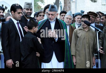 Bildnummer: 55853548  Datum: 30.08.2011  Copyright: imago/Xinhua (110830) -- KABUL, Aug. 30, 2011 (Xinhua) -- Afghan President Hamid Karzai embraces a would-be suicide bomber after Eid al-Fitr prayer during a ceremony to mark the release of eight suicide bombers who are under 18, at the presidential palace in Kabul on Aug. 30, 2011. Karzai on Tuesday called on Taliban to give up insurgency and join the peace and reintegration process, denouncing use of children as suicide bombers. (Xinhua/Omid) AFGHANISTAN-KABUL-KARZAI PUBLICATIONxNOTxINxCHN People Politik xtm 2011 quer premiumd     Bildnummer Stock Photo