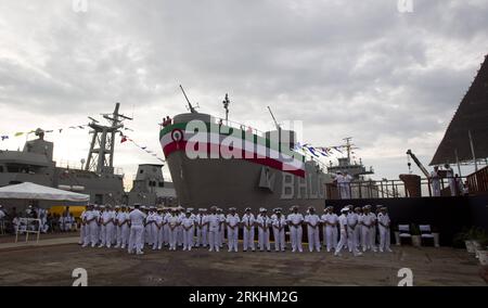 Bildnummer: 55857841 Datum: 30.08.2011 Copyright: imago/Xinhua (110831) -- SALINA CRUZ, 31. August 2011 (Xinhua) -- Elemente der mexikanischen Marine führen den Start des Logistik-Tankers Montes Azules AAP-01 während einer offiziellen Zeremonie im Hafen von Salina Cruz, Oaxaca, Mexiko, am 30. August 2011 durch. Die mexikanische Marine berichtete, dass der Logistik-Tanker eine Länge von fast 100 Metern mit einer Kapazität von mindestens 1800 Tonnen hat und vollständig auf dem Gelände Nr. 20 der Marine in der Stadt Salina Cruz gebaut wurde. (Xinhua/Claudio Cruz) (zx) MEXIKO-SALINA CRUZ-TANKER MONTES AZULES PUBLICATIONxNOTxIN Stockfoto