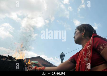 Bildnummer: 55868381  Datum: 31.08.2011  Copyright: imago/Xinhua (110831) -- KATHMANDU, Aug. 31, 2011 (Xinhua) -- A Nepalese Hindu woman makes offering to Hindu God Shiva at Pashupati Nath Temple during the celebration of Teej festival in Kathmandu, capital of Nepal, on Aug. 31, 2011. Married Hindu women wearing red bridal dresses celebrate the Teej festival by praying for a long life and the well-being of their husbands. Unmarried women observe the festival by praying for a good husband. (Xinhua/Niraj Sapkota ) (zwx) NEPAL-KATHMANDU-TEEJ FESTIVAL PUBLICATIONxNOTxINxCHN Gesellschaft Religion H Stock Photo