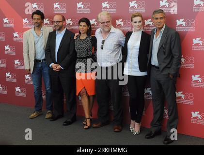 Bildnummer: 55869086 Datum: 31.08.2011 Copyright: imago/Xinhua (110831) -- VENEDIG, 31. August 2011 (Xinhua) -- US-Regisseur und Schauspieler George Clooney, Schauspieler Evan Rachel Wood, Philip Seymour Hoffman, Marisa Tomei, Paul Giamatti und der Drehbuchautor Grant Heslov (R-L) posieren für Fotos beim Fotocall des Eröffnungsfilms The Ides of March vor dem 68. internationalen Filmfestival in Venedig, Italien, am 31. August 2011. Das 68. Internationale Filmfestival von Venedig wird am Mittwoch eröffnet. (Xinhua/Wang Qingqin) (zf) ITALIEN-VENEDIG-FILMFESTIVAL- DIE IDES VON MÄRZ -GEORGE CLOONEY PUB Stockfoto