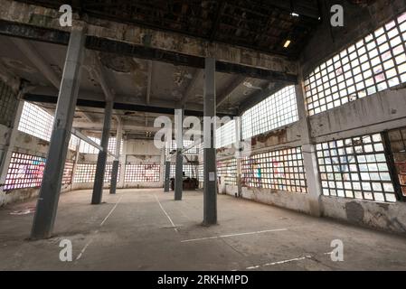 Verlassener Leerer Werksinnenraum Stockfoto