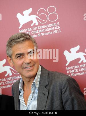 Bildnummer: 55869084 Datum: 31.08.2011 Copyright: imago/Xinhua (110831) -- VENEDIG, 31. August 2011 (Xinhua) -- US-Regisseur und Schauspieler George Clooney posiert für Fotos beim Fotocall des Eröffnungsfilms The Ides of March vor dem 68. Internationalen Filmfestival in Venedig, Italien, 31. August 2011. Das 68. Internationale Filmfestival von Venedig wird am Mittwoch eröffnet. (Xinhua/Wang Qingqin) (zf) ITALIEN-VENEDIG-FILM FESTIVAL- DIE IDES VON MÄRZ -GEORGE CLOONEY PUBLICATIONxNOTxINxCHN People Entertainment Kultur Film Filmfest Porträt Premiere xbs x0x 2011 hoch Bildnummer 5586908 Stockfoto