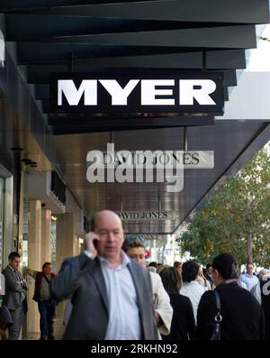Bildnummer: 55877959  Datum: 01.09.2011  Copyright: imago/Xinhua (110901) -- MELBOURNE, Sept. 1, 2011 (Xinhua) -- Pedestrians walk past David Jones department store in Melbourne, Australia on Sept. 1, 2011. The latest ABS Retail Trade figures show that Australian retail sales rose 0.5 percent in July. (Xinhua/Bai Xue)(yt) AUSTRALIA-MELBOURNE-RETAIL PUBLICATIONxNOTxINxCHN Wirtschaft Einzelhandel xtm 2011 hoch o0 Myer Filiale    Bildnummer 55877959 Date 01 09 2011 Copyright Imago XINHUA  Melbourne Sept 1 2011 XINHUA pedestrians Walk Past David Jones Department Store in Melbourne Australia ON Sep Stock Photo