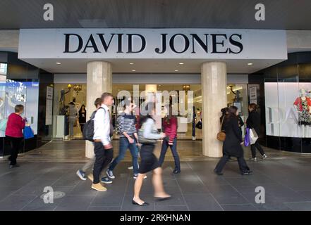 Bildnummer: 55877957 Datum: 01.09.2011 Copyright: imago/Xinhua (110901) -- MELBOURNE, 1. September 2011 (Xinhua) -- Fußgänger laufen am 1. September 2011 am David Jones Kaufhaus in Melbourne, Australien vorbei. Die neuesten Zahlen von ABS Retail Trade zeigen, dass der australische Einzelhandelsumsatz im Juli um 0,5 Prozent gestiegen ist. (Xinhua/Bai Xue)(yt) AUSTRALIA-MELBOURNE-RETAIL PUBLICATIONxNOTxINxCHN Wirtschaft Einzelhandel xtm 2011 quer o0 Filiale Bildnummer 55877957 Datum 01 09 2011 Copyright Imago XINHUA Melbourne 1. September 2011 XINHUA Fußgänger laufen AM David Jones Kaufhaus in Melbourne Australien vorbei am 1. September 2 Stockfoto