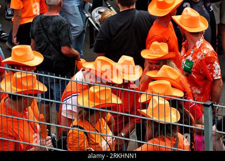 Zandvoort, Niederlande. 25. August 2023. Zirkelatmosphäre – Lüfter. Formel-1-Weltmeisterschaft, Rd 14, großer Preis der Niederlande, Freitag, 25. August 2023. Zandvoort, Niederlande. Quelle: James Moy/Alamy Live News Stockfoto