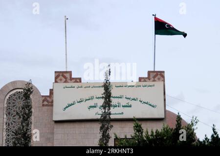 Bildnummer: 55880354 Datum: 01.09.2011 Copyright: imago/Xinhua (110901) -- SANA A, 1. September 2011 (Xinhua) -- die Flagge des Nationalen Übergangsrates Libyens weht über dem Gebäude der libyschen Botschaft in den Jemen, 1. September 2011. (Xinhua/Muhammad) YEMEN-SANA A-LIBYEN BOTSCHAFTSFLAGGE PUBLICATIONxNOTxINxCHN Gesellschaft xtm 2011 quer o0 Gebäude Botschaft Fahne Nationalflagge Bildnummer 55880354 Datum 01 09 2011 Copyright Imago XINHUA Sana A September 1 2011 XINHUA der nationale Übergangsrat Libyens Flagge FLIEGT über dem Gebäude der libyschen Botschaft nach XINHUEMEN September 1 2011 Muhammad Jemen Sana A Stockfoto