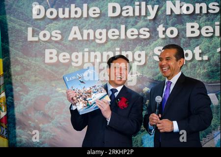 Bildnummer: 55880413  Datum: 01.09.2011  Copyright: imago/Xinhua (110902) -- LOS ANGELES, Sept. 2, 2011 (Xinhua) --Chinese Ambassador to the U.S. Zhang Yesui (L) and Los Angeles Mayor Antonio Villaraigosa share a happy moment after exchanging presents at the inauguration of Air China s second nonstop flight between Beijing and Los Angeles, in Los Angeles, the United States, Sept. 1, 2011. The second daily nonstop flight between Beijing, capital of China, and Los Angeles, operated by Air China, was launched on Thursday. (Xinhua/Yang Lei) U.S.-LOS ANGELES-AIR CHINA PUBLICATIONxNOTxINxCHN People Stock Photo