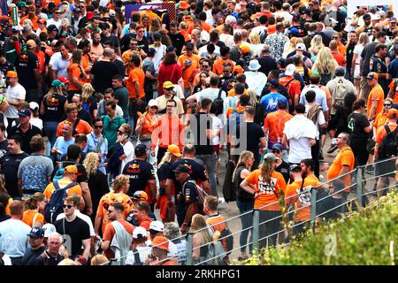 Zandvoort, Niederlande. 25. August 2023. Zirkelatmosphäre – Lüfter. 25.08.2023. Formel-1-Weltmeisterschaft, Rd 14, Großer Preis Der Niederlande, Zandvoort, Niederlande, Übungstag. Auf dem Foto steht: XPB/. Quelle: XPB Images Ltd/Alamy Live News Stockfoto