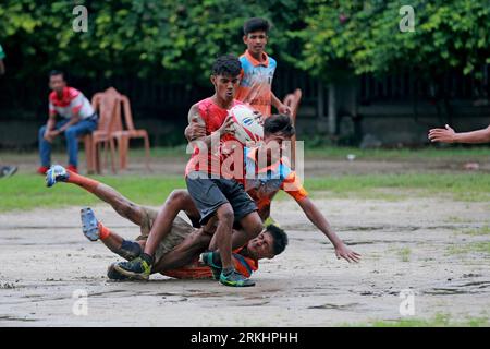 Rugby-Spiel zwischen City Sports BD und Mojammel Momtaz Foundation in Paltan Maydan, Dhaka, Bangladesch, 25. August 2023. Bangladesch Rugby Federation Uni Stockfoto