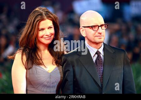 Bildnummer: 55892087  Datum: 04.09.2011  Copyright: imago/Xinhua (110904) -- VENICE, Sep. 4, 2011 (Xinhua) -- Director Steven Soderbergh and his wife Jules Asner walk on the red carpet for the premiere of the film Contagion at the 68th Venice International Film Festival in Venice, Italy, on Sept. 3, 2011. (Xinhua/Huang Xiaozhe) (srb) ITALY-VENICE-FILM FESTIVAL- CONTAGION -PREMIERE PUBLICATIONxNOTxINxCHN Entertainment Kultur People Film 68 Filmfestspiele Venedig Premiere Filmpremiere xjh x0x premiumd 2011 quer Aufmacher, Familie, privat, Frau Ehefrau, Mann     55892087 Date 04 09 2011 Copyright Stock Photo