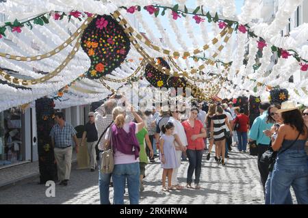 Bildnummer: 55895884 Datum: 05.09.2011 Copyright: imago/Xinhua (110905) -- LISSABON, 5. September 2011 (Xinhua) -- Besuchen Sie am 3. September 2011 ein Blumenfest auf der mit Papierblumen geschmückten Straße Campo Maior in Zentralportugal. Die Bewohner der Stadt Campo Maior aus dem 17. Jahrhundert nehmen sich Zeit, um das Blumenfest zu veranstalten, das Tausende von Touristen anzieht, die die Millionen von handgefertigten Papierblumen sehen. (Xinhua/Tong Bingqiang) (lr) PORTUGAL-CAMPO MAIOR-FLOWER FESTIVAL PUBLICATIONxNOTxINxCHN Gesellschaft fest Blumenfest Blumen Blumenfestival Deko Premiere xbs x0x 2011 quer 558 Stockfoto