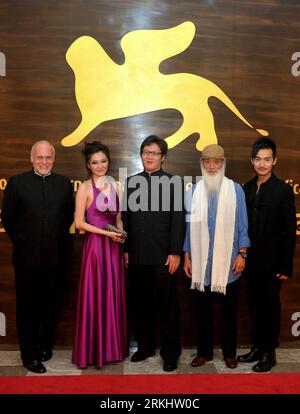 Bildnummer: 55902987  Datum: 06.09.2011  Copyright: imago/Xinhua (110906) -- VENICE, Sept. 6, 2011 (Xinhua) -- Actress Zhao Yuanyuan (2L), Song Yang (R) and director Xu Haofeng (C) with Marco Muller (1st L), president of the 68th Venice Film Festival, before the premiere of the film The Sword Identity at the 68th Venice Film Festival in Venice, Italy, Sept. 6, 2011. (Xinhua/Wang Qingqin) ITALY-VENICE-FILM FESTIVAL- THE SWORD IDENTITY PUBLICATIONxNOTxINxCHN Entertainment Kultur People Film 68 Filmfestspiele Venedig Filmpremiere Premiere premiumd xns 2011 hoch o0 Actress Zhao Yuanyuan (2L), Song Stock Photo