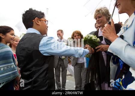 Bildnummer: 55903078  Datum: 06.09.2011  Copyright: imago/Xinhua (110906) -- THE HAGUE, Sept. 6, 2011 (Xinhua) -- Dutch Princess Laurentien (2nd R) talks to students as she visits the International School of the Hague, the Netherlands, Sept. 6, 2011. The princess visited the school on Tuesday during a campaign for literacy, before the International Literacy Day on Sept. 8. (Xinhua/Jia Lirui) (wjd) NETHERLANDS-PRINCESS-LITERACY CAMPAIGN PUBLICATIONxNOTxINxCHN People Entertainment Adel NED premiumd xns x0x 2011 quer      55903078 Date 06 09 2011 Copyright Imago XINHUA  The Hague Sept 6 2011 XINH Stock Photo