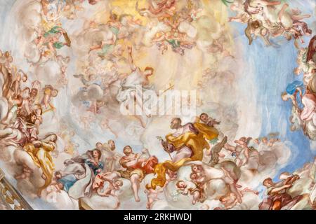 GENUA, ITALIEN - 6. MÄRZ 2023: Das Detail des Freskos Triumph des Kreuzes von der Kuppel in der Kirche Chiesa di Santa Croce Stockfoto