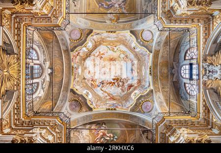 GENUA, ITALIEN - 6. MÄRZ 2023: Die Kuppel mit Fresko Triumph des Kreuzes in der Kirche Chiesa di Santa Croce von Giorgio e Lorenzo da Ferrari Stockfoto