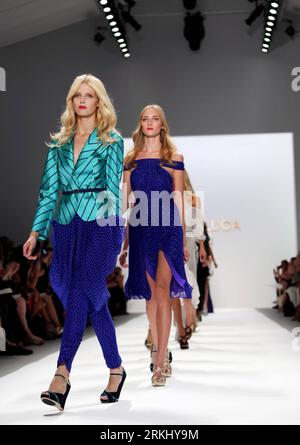Bildnummer: 55933156  Datum: 09.09.2011  Copyright: imago/Xinhua (110909) -- NEW YORK, Sept. 9, 2011 (Xinhua) -- Models present creations of LUCA LUCA during the Spring 2012 Mercedes-Benz Fashion Week in New York, the United States, Sept. 9, 2011. The eight-day Fashion Week opened on Sept. 8, 2011. (Xinhua/Wu Jingdan) US-NEW YORK-FASHION WEEK-LUCA LUCA PUBLICATIONxNOTxINxCHN Entertainment Kultur Mode Modenschau Fashion Modewoche xdp x0x premiumd 2011 hoch      55933156 Date 09 09 2011 Copyright Imago XINHUA  New York Sept 9 2011 XINHUA Models Present Creations of Luca Luca during The Spring 20 Stockfoto