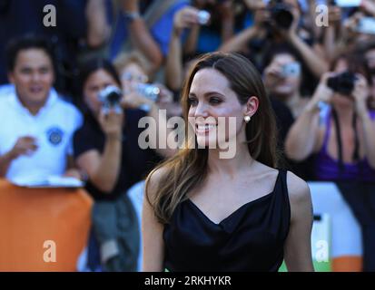 Bildnummer: 55933502  Datum: 09.09.2011  Copyright: imago/Xinhua (110910) -- TORONTO, Sept. 10, 2011 (Xinhua) -- Actress Angelina Jolie arrives for the screening of Moneyball at Roy Thomson Hall during the 36th Toronto International Film Festival in Toronto, Canada, Sept. 9, 2011. (Xinhua/Zou Zheng) CANADA-TORONTO INTERNATIONAL FILM FESTIVAL PUBLICATIONxNOTxINxCHN People Kultur Entertainment Film 36. Filmfestival Filmpremiere Premiere Porträt premiumd xns x0x 2011 quer      55933502 Date 09 09 2011 Copyright Imago XINHUA  Toronto Sept 10 2011 XINHUA actress Angelina Jolie arrives for The Scree Stockfoto