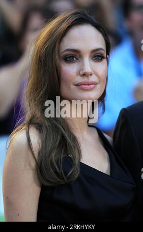 Bildnummer: 55933498  Datum: 09.09.2011  Copyright: imago/Xinhua (110910) -- TORONTO, Sept. 10, 2011 (Xinhua) -- Actress Angelina Jolie arrives for the screening of Moneyball at Roy Thomson Hall during the 36th Toronto International Film Festival in Toronto, Canada, Sept. 9, 2011. (Xinhua/Zou Zheng) CANADA-TORONTO INTERNATIONAL FILM FESTIVAL-MONEYBALL PUBLICATIONxNOTxINxCHN People Kultur Entertainment Film 36. Filmfestival Filmpremiere Premiere Porträt premiumd xns x0x 2011 hoch      55933498 Date 09 09 2011 Copyright Imago XINHUA  Toronto Sept 10 2011 XINHUA actress Angelina Jolie arrives for Stockfoto