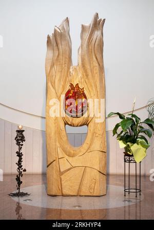 BARI, ITALIEN - 5. MÄRZ 2022: Das moderne Steinzelt in der Kirche Chiesa di Santa Croce aus dem 20. Jahrhundert. Cent. Stockfoto