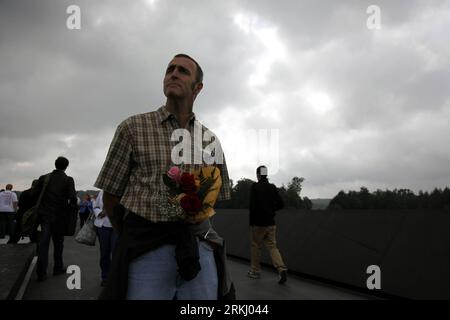 Bildnummer: 55935342  Datum: 10.09.2011  Copyright: imago/Xinhua (110910) -- SHANKSVILLE, Sept. 10, 2011 (Xinhua) -- Nephew of victim Lorraine Bay, flight attendant of flight 93, attends the dedication ceremony of the Flight 93 National Memorial in Shanksville, Pennsylvania, the United States, Sept. 10, 2011. The United States on Saturday dedicated a new national memorial to commemorate the victims of United Airlines Flight 93 who were killed after the plane was hijacked in the 9/11 terrorist attacks ten years ago and crashed into fields of Shanksville, Pennsylvania. (Xinhua)(axy) U.S.-SHANKSV Stock Photo