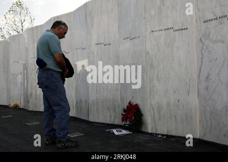 Bildnummer: 55935341  Datum: 10.09.2011  Copyright: imago/Xinhua (110910) -- SHANKSVILLE, Sept. 10, 2011 (Xinhua) -- A visitor mourns in front of the wall of names with victims names inscribed after the dedication ceremony of the Flight 93 National Memorial in Shanksville, Pennsylvania, the United States, Sept. 10, 2011. The United States on Saturday dedicated a new national memorial to commemorate the victims of United Airlines Flight 93 who were killed after the plane was hijacked in the 9/11 terrorist attacks ten years ago and crashed into fields of Shanksville, Pennsylvania. (Xinhua)(axy) Stock Photo