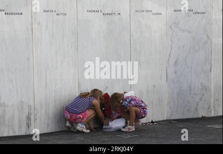 Bildnummer: 55935343 Datum: 10.09.2011 Copyright: imago/Xinhua (110910) -- SHANKSVILLE, 10. September 2011 (Xinhua) -- Kinder werden vor der Namenswand mit Namen der Opfer gesehen, die nach der Einweihungszeremonie des Flight 93 National Memorial in Shanksville, Pennsylvania, USA, 10. September 2011 eingeschrieben wurden. Die Vereinigten Staaten weihten am Samstag ein neues nationales Denkmal zum Gedenken an die Opfer von Flug 93 der United Airlines, die getötet wurden, nachdem das Flugzeug bei den Terroranschlägen von 9/11 vor zehn Jahren entführt und auf Felder von Shanksville, Pennsylvania, abgestürzt war. (Xinhua)(Axy) USA Stockfoto