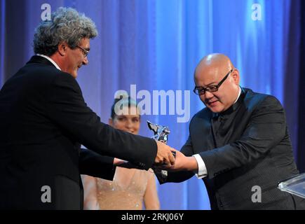 Bildnummer: 55935301  Datum: 10.09.2011  Copyright: imago/Xinhua (110910) -- VENICE, Sept. 10, 2011 (Xinhua) -- Chinese director Cai Shangjun (R) receives the award of the Silver Lion for the Best Director for his film Ren Shan Ren Hai (People Mountain Sea) from jury member Mario Martone at the awarding ceremony of the 68th Venice Film Festival in Venice, Italy, Sept. 10, 2011. (Xinhua/Wang Qingqin) (wjd) ITALY-VENICE-FILM FESTIVAL-BEST DIRECTOR PUBLICATIONxNOTxINxCHN Entertainment Kultur Film 68 Filmfestspiele Venedig Verleihung Preisverleihung Trophäe Objekte xjh x2x premiumd 2011 quer  o0 P Stock Photo