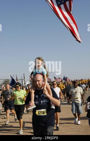 Bildnummer: 55936764  Datum: 11.09.2011  Copyright: imago/Xinhua (110911) -- HOUSTON, Sept. 11, 2011 (Xinhua) -- Participants take part in a long distance running held at the Ellington Air Force Base in Texas State, the United States, to commemorate the 10th anniversary of the 9/11 attack on Sept. 11, 2011. (Xinhua/Song Qiong) US-HOUSTON-COMMEMORATION PUBLICATIONxNOTxINxCHN Gesellschaft Gedenken 9 11 9 11 September Jahrestag USA x0x xtm 2011 hoch     55936764 Date 11 09 2011 Copyright Imago XINHUA  Houston Sept 11 2011 XINHUA Participants Take Part in a Long Distance RUNNING Hero AT The Elling Stock Photo