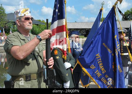 Bildnummer: 55936769  Datum: 11.09.2011  Copyright: imago/Xinhua (110912) -- CHICAGO, Sept. 12, 2011 (Xinhua) -- Veterans pay tribute to victims during a ceremony commemorating the 10th anniversary of the 9/11 terrorist attacks, in Naperville, about 50 kilometers west of Chicago, the United States, Sept. 11, 2011. More than 2,000 local residents took part in the ceremony in Naperville on Sunday to commemorate the 10th anniversary of the 9/11 terrorist attacks. (Xinhua/Zhang Baoping)(axy) U.S.-CHICAGO-9/11-10TH ANNIVERSARY PUBLICATIONxNOTxINxCHN Gesellschaft Gedenken 9 11 9 11 September Jahrest Stock Photo