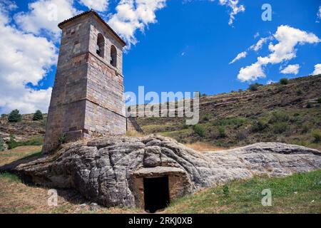 Europa, Spanien, Kastilien und León, Olleros de Pisuerga, Glockenturm und Höhlenschrein in Verbindung mit der Santos Justo y Pastor Eremitage Stockfoto