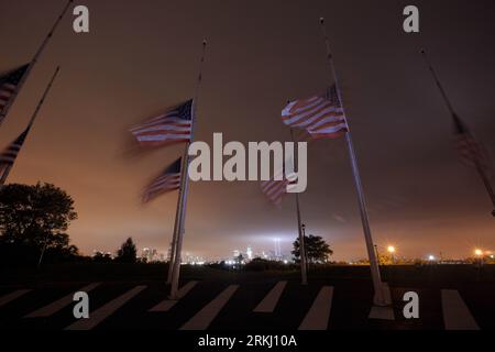 Bildnummer: 55941712 Datum: 11.09.2011 Copyright: imago/Xinhua (110912) -- NEW YORK, 12. September 2011 (Xinhua) -- The Tribute in Light Rises above the World Trade Center Site and Lower Manhattan, gesehen von Jersey City, USA, 11. September 2011. New York erinnerte an den 10. Jahrestag der Anschläge vom 11. September am Sonntag. (Xinhua/Zhu Wei) (Axy) U.S.-NEW YORK-9/11-10th ANNIVERSARY-LIGHT PUBLICATIONxNOTxINxCHN Gesellschaft Gedenken 9 11 September Jahrestag Lichtstrahl Terroranschlag USA Abend Nacht x2x xtm 2011 quer o0 Tribute in Light Lichtdenkmal Flagge Nationalflagge 5594 Stockfoto