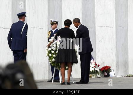 (110911) -- PENNSYLVANIA, Sept. 11, 2011 (Xinhua) -- U.S. President Barack Obama (R), accompanied by First Lady Michelle, lays a wreath in front of the Wall of Names, where the names of 40 victims of the crash of United Flight 93 were inscribed on white marble slabs, to commemorate the victims in Pennylvania, the United States, on Sept. 11, 2011. (Xinhua/Wang Fengfeng) US-PENNSYLVANIA-OBAMA-LAYING WREATH PUBLICATIONxNOTxINxCHN Stockfoto