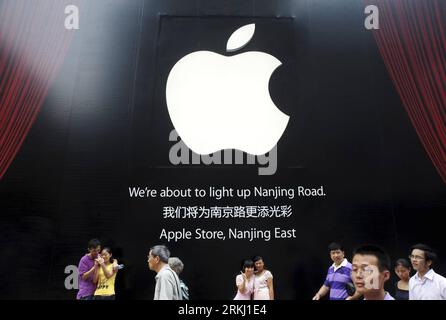 Bildnummer: 55945907 Datum: 12.09.2011 Copyright: imago/Xinhua (110912) -- SHANGHAI, 12. September 2011 (Xinhua) -- Besucher posieren für ein Foto vor einem bald eröffneten Apple Store in Shanghai, Ostchina, 12. September 2011. Der US-Elektronikkonzern Apple Inc. Eröffnet Ende September den fünften Apple Store in China. Es wird der zweite Apple Store in Shanghai sein. (Xinhua/Niu Yixin) (ljh) CHINA-SHANGHAI-APPLE STORE-OPENING (CN) PUBLICATIONxNOTxINxCHN Wirtschaft Geschäft Laden Einzelhandel x0x xst 2011 quer 55945907 Datum 12 09 2011 Copyright Imago XINHUA Shanghai 12. September 2011 XINHUA V. Stockfoto