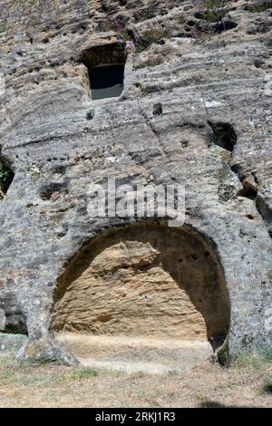 Europa, Spanien, Kastilien und León, Olleros de Pisuerga, die Felseneinsiedlung der Heiligen Justus und Pastor mit natürlich erodiertem Äußeren Stockfoto