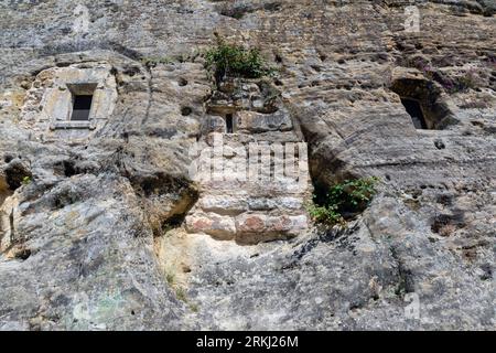 Europa, Spanien, Kastilien und León, Olleros de Pisuerga, die Felsbrocken Eremitage der Heiligen Justus und Pastor mit Außenwand und Fenstern Stockfoto