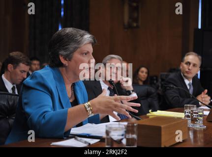 Bildnummer: 55960972 Datum: 13.09.2011 Copyright: imago/Xinhua (110913) -- WASHINGTON DC, 13. September 2010 (Xinhua) -- Janet Napolitano (L), Secretary of U.S. Department of Homeland Security, Robert S. Mueller III (C), Director of Federal Bureau of Investigation, und Mathew G. Olsen, Director of National CounterTerrorism Center, bezeugen zehn Jahre nach dem 11. September: sind wir sicherer? Vor dem Senate Homeland Security and Government Affairs Committee on Capitol Hill in Washington DC, Hauptstadt der Vereinigten Staaten, 13. September 2011. (Xinhua/Zhang Jun) US-WASHINGTON-9/11-HEARING PUBLICATIONxNOTxINxCHN PEOP Stockfoto