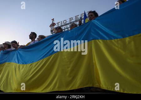 Madrid, Spanien. August 2023. Die Demonstranten halten während der Kundgebung die ukrainische Flagge. Die Ukrainer, die in Spanien abreisen, feiern den Unabhängigkeitstag in der Ukraine, und der 24. August markierte die 18 Monate der russischen Invasion in die Ukraine. (Foto: David Canales/SOPA Images/SIPA USA) Credit: SIPA USA/Alamy Live News Stockfoto