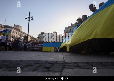 Madrid, Spanien. August 2023. Die Demonstranten halten während der Kundgebung die ukrainische Flagge. Die Ukrainer, die in Spanien abreisen, feiern den Unabhängigkeitstag in der Ukraine, und der 24. August markierte die 18 Monate der russischen Invasion in die Ukraine. (Foto: David Canales/SOPA Images/SIPA USA) Credit: SIPA USA/Alamy Live News Stockfoto