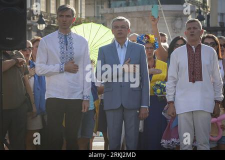 Madrid, Spanien. August 2023. Der Botschafter der Ukraine in Spanien Serhii Pohoreltsev (C), der während der Kundgebung gesehen wurde. Die Ukrainer, die in Spanien abreisen, feiern den Unabhängigkeitstag in der Ukraine, und der 24. August markierte die 18 Monate der russischen Invasion in die Ukraine. (Foto: David Canales/SOPA Images/SIPA USA) Credit: SIPA USA/Alamy Live News Stockfoto