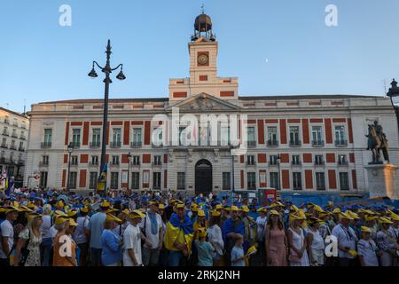 Madrid, Spanien. August 2023. Demonstranten sahen sich während der Kundgebung in Puerta del Sol versammeln. Die Ukrainer, die in Spanien abreisen, feiern den Unabhängigkeitstag in der Ukraine, und der 24. August markierte die 18 Monate der russischen Invasion in die Ukraine. (Credit Image: © David Canales/SOPA Images via ZUMA Press Wire) NUR REDAKTIONELLE VERWENDUNG! Nicht für kommerzielle ZWECKE! Stockfoto