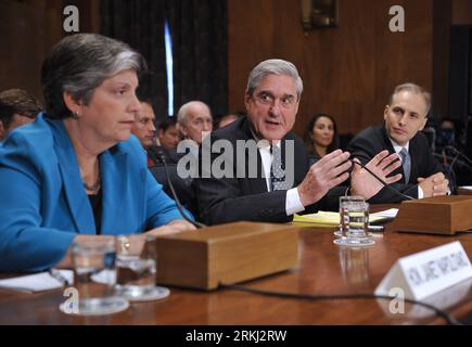 Bildnummer: 55960995 Datum: 13.09.2011 Copyright: imago/Xinhua (110913) -- WASHINGTON DC, 13. September 2010 (Xinhua) -- Janet Napolitano (L), Secretary of U.S. Department of Homeland Security, Robert S. Mueller III (C), Director of Federal Bureau of Investigation, und Mathew G. Olsen, Director of National CounterTerrorism Center, bezeugen zehn Jahre nach dem 11. September: sind wir sicherer? Vor dem Senate Homeland Security and Government Affairs Committee on Capitol Hill in Washington DC, Hauptstadt der Vereinigten Staaten, 13. September 2011. (Xinhua/Zhang Jun) US-WASHINGTON-9/11-HEARING PUBLICATIONxNOTxINxCHN PEOP Stockfoto