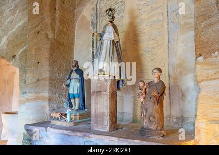 Europa, Spanien, Kastilien und León, Olleros de Pisuerga, die Felseinsiedlung der Heiligen Justus und Pastor mit Statuen auf dem Altar Stockfoto