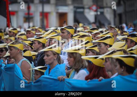 Madrid, Spanien. August 2023. Demonstranten sahen sich während der Kundgebung in Puerta del Sol versammeln. Die Ukrainer, die in Spanien abreisen, feiern den Unabhängigkeitstag in der Ukraine, und der 24. August markierte die 18 Monate der russischen Invasion in die Ukraine. (Foto: David Canales/SOPA Images/SIPA USA) Credit: SIPA USA/Alamy Live News Stockfoto